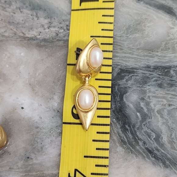 Gold and pearl drop earrings - Picture 5 of 7